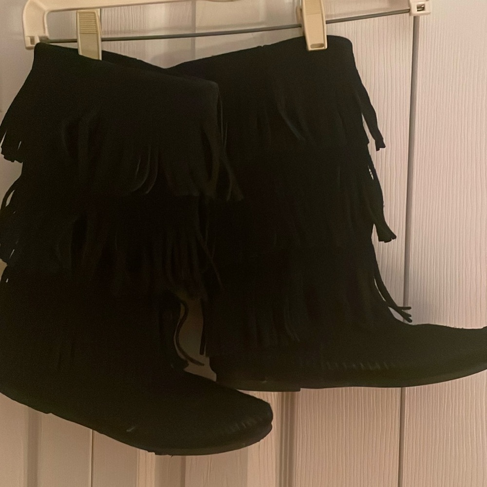 Fringe boots. Minnetonka